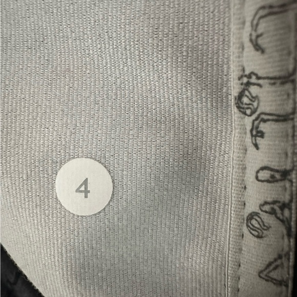 Lululemon Printed Activewear
Jacket Cardigan Women's Gray Full Zip size 4 - Picture 10 of 10